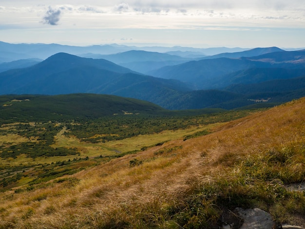 Giornata di sole autunnale nelle montagne dei Carpazi ucraini Pittoresco paesaggio delle montagne vista panoramica della cresta di Chornogora Vista dal più alto monte dei Carpazi ucraini Hoverla Ucraina