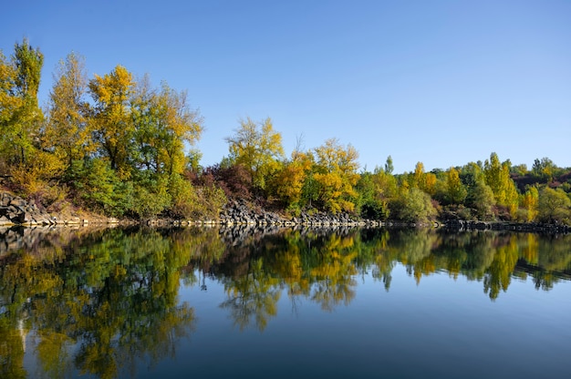 Giornata di sole autunnale sul lago nel parco