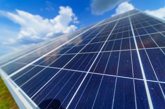 Giornata di sole delle tecnologie dei pannelli solari verdi. Energia solare alternativa rinnovabile innovativa.