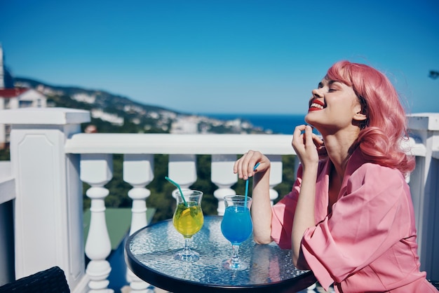 Giornata di sole di riposo del paesaggio della terrazza del ristorante della donna affascinante