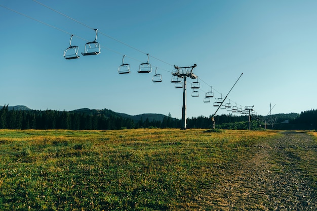 Giornata di sole in montagna con ascensore