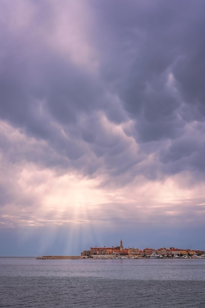 Giornata estiva nuvolosa a Budva