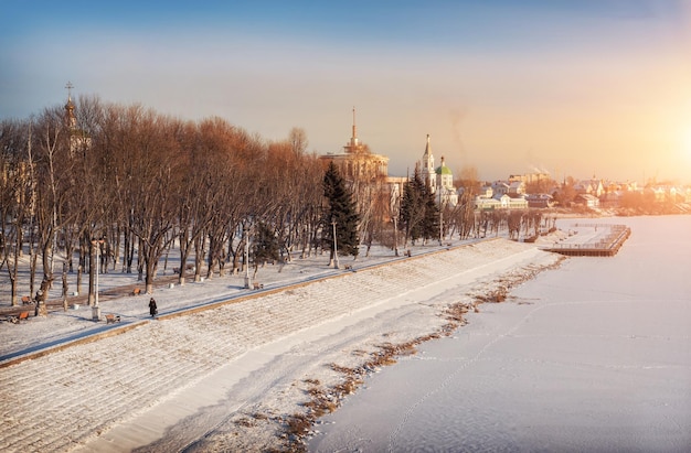 Giornata gelida con vista sul monastero e sul fiume ghiacciato a Tver