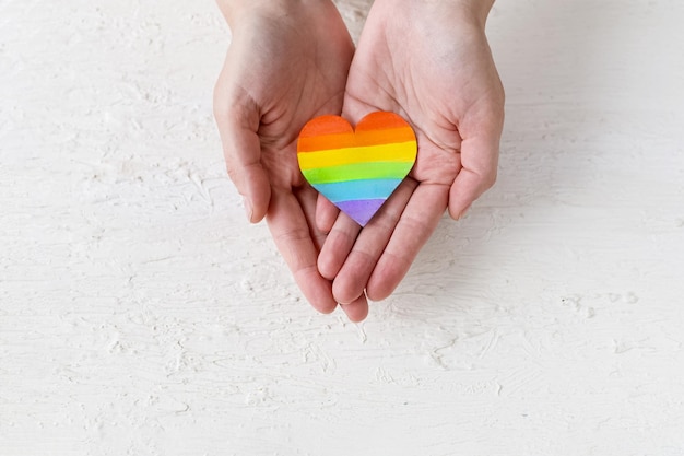 Giornata internazionale contro l'omofobia Transfobia e bifobia 17 maggio Cuore con bandiera LGBT arcobaleno