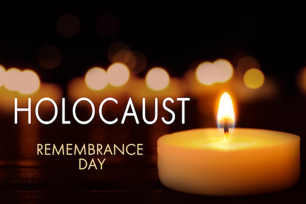 Giornata Internazionale della Memoria dell'Olocausto Candela accesa sul primo piano del tavolo nero