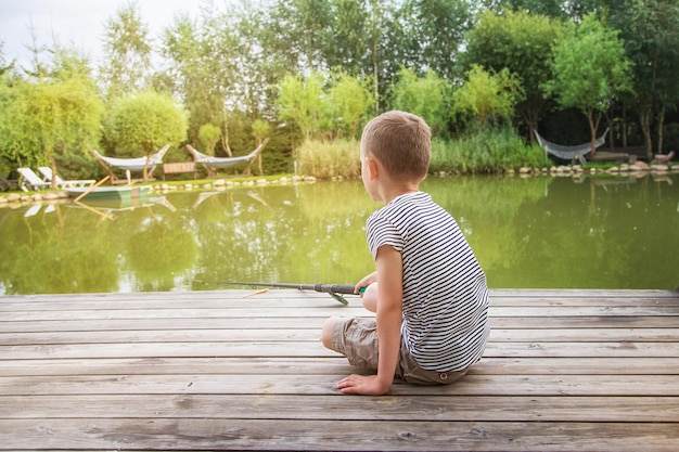 Giornata internazionale per la protezione dei bambini Un ragazzo si siede sulla riva del lago