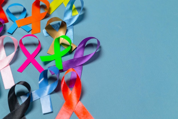 Giornata mondiale contro il cancro Nastri colorati consapevolezza del cancro sfondo blu Agenzia internazionale per la ricerca sul cancro