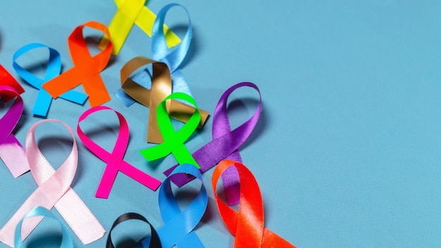 Giornata mondiale contro il cancro Nastri colorati consapevolezza del cancro sfondo blu Agenzia internazionale per la ricerca sul cancro