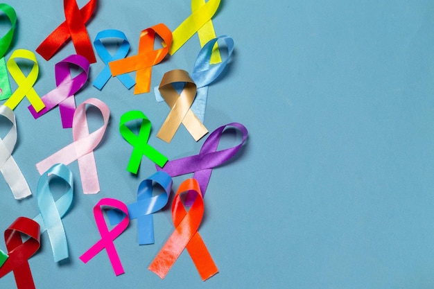 Giornata mondiale contro il cancro Nastri colorati consapevolezza del cancro sfondo blu Agenzia internazionale per la ricerca sul cancro