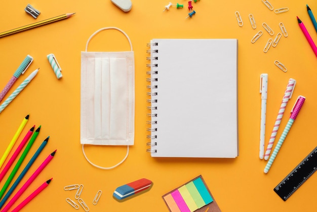 Giornata mondiale degli insegnanti Materiale scolastico su sfondo giallo