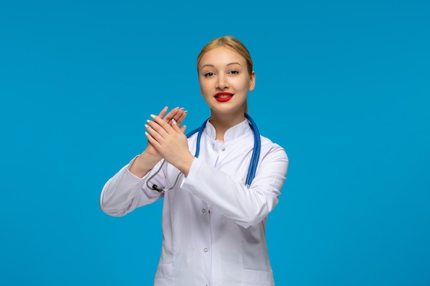 Giornata mondiale dei medici medico sorridente che batte le mani con lo stetoscopio nel camice