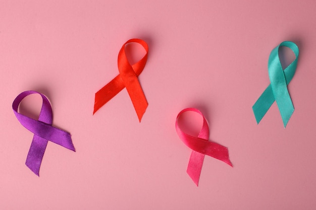 Giornata mondiale del cancro nastri colorati di consapevolezza viola rosso rosa e verde
