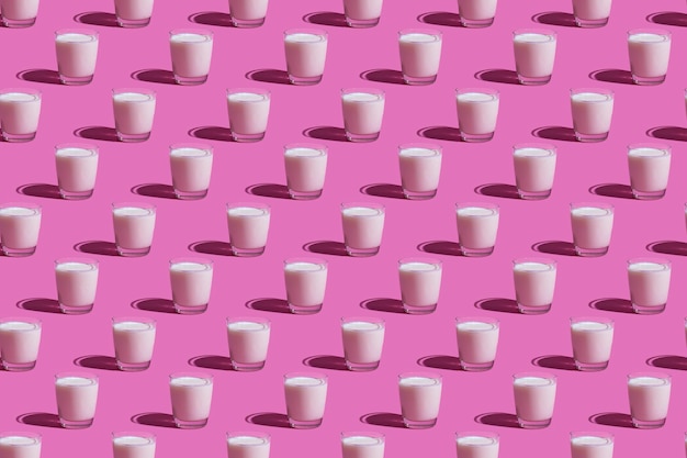 Giornata mondiale del latte. Motivo su sfondo rosa. Un bicchiere di latte. Modello.