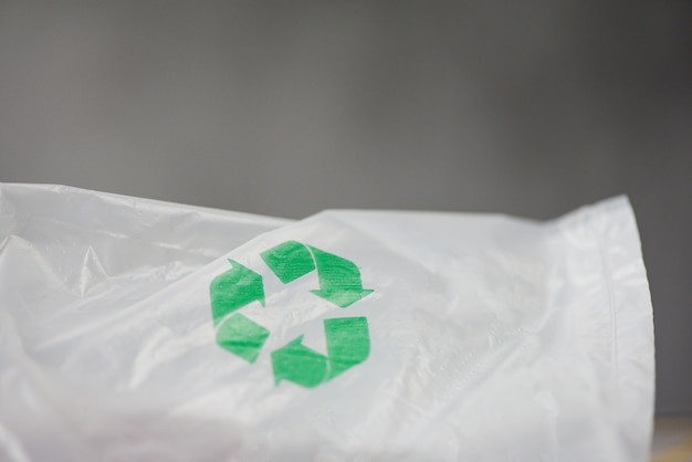 Giornata mondiale della plastica o Giornata mondiale dell'ambiente Riciclare il logo verde in un sacchetto di plastica Ridurre gli sprechi ambientali zero