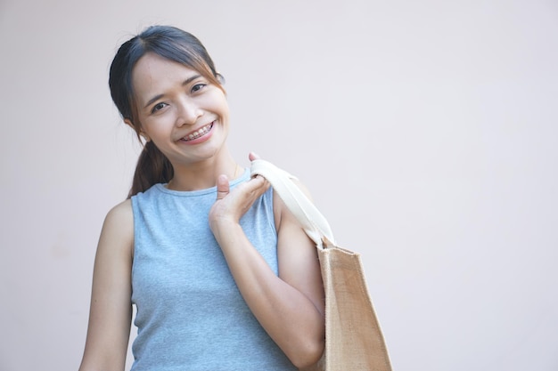 Giornata mondiale senza plastica Le donne usano borse di stoffa invece di buste di plastica per fare la spesa