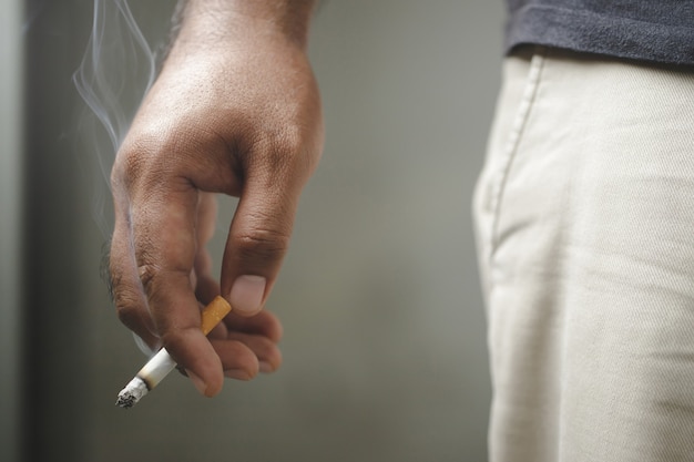 Giornata mondiale senza tabacco, uomo che fuma