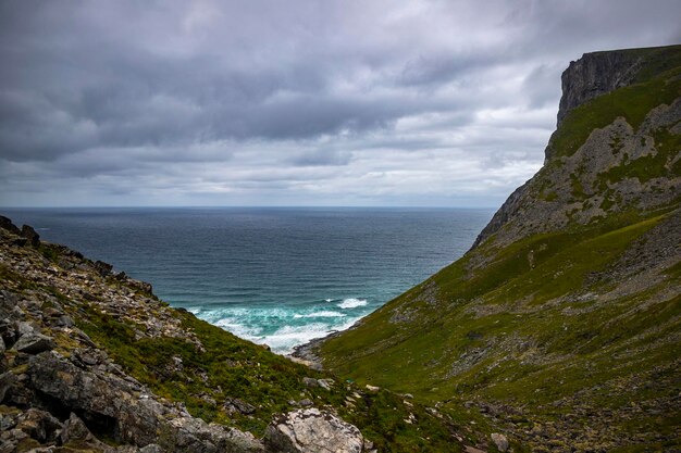 giornata nuvolosa sulla spiaggia di kvalvika nelle isole lofoten, norvegia, famosa spiaggia circondata da possenti montagne