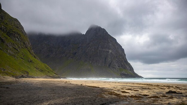 giornata nuvolosa sulla spiaggia di kvalvika nelle isole lofoten, norvegia, famosa spiaggia circondata da possenti montagne