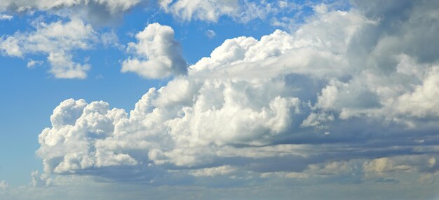 Giornata perfetta per un sogno ad occhi aperti Nuvole cumulonembi contro un cielo blu