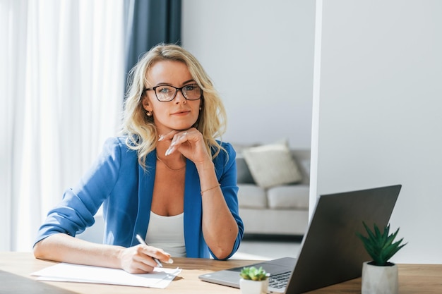 Giorni di lavoro impegnativi Donna in abiti casual è in casa a casa