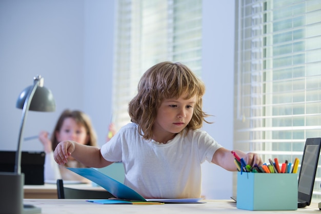 Giorni di scuola Ritorno a scuola Bambini delle scuole elementari in classe Giornata della conoscenza