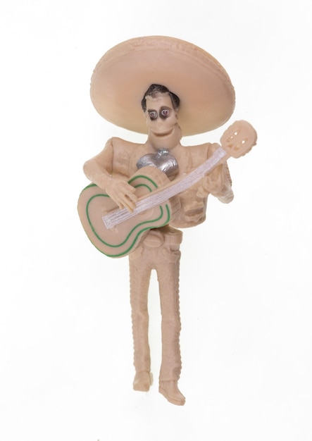 Giorno dei morti, giocattolo uomo messicano con chitarra isolata su sfondo bianco