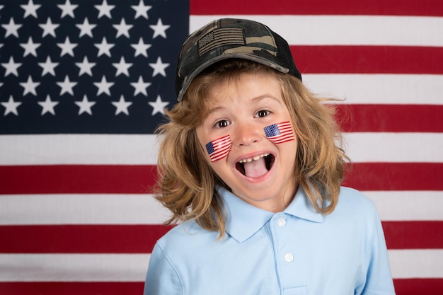 Giorno dell'indipendenza del piccolo patriota americano th di luglio bambino con bandiera americana primo piano ritratto di ch