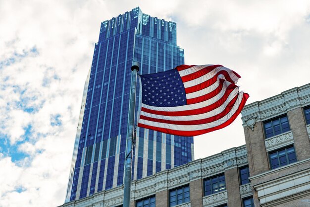 Giorno dell'Indipendenza Simbolo patriottico nazionale al grattacielo USA Bandiera americana Giorno commemorativo Giorno dei veterani in America 4 luglio Bandiera statunitense sventolata nel cielo 4 luglio con la bandiera statunitense