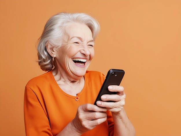 Giorno della donna bella donna anziana sorride e ride con il suo telefono contro uno sfondo arancione