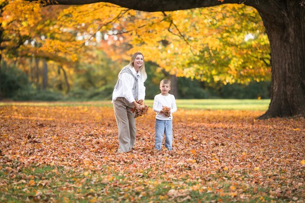 Giorno delle madri amore famiglia Famiglia in autunno passeggiata in natura all'aperto Madre e figlio con tenerezza di abbraccio