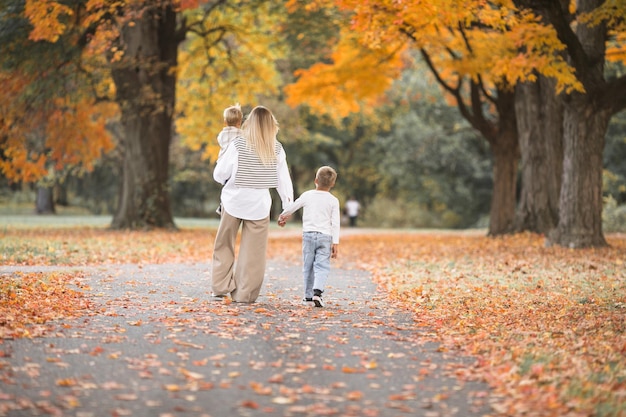 Giorno delle madri amore famiglia Famiglia in autunno passeggiata in natura all'aperto Madre e figlio con tenerezza di abbraccio