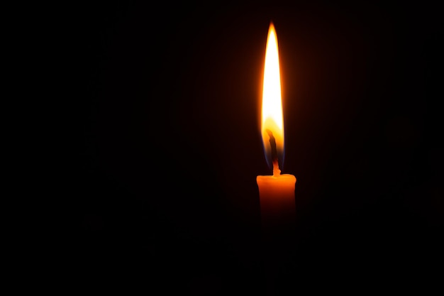 Giorno di blackout, quindi ecco una candelaCandela Fiamma a lume di candela Sfondo nero scuro