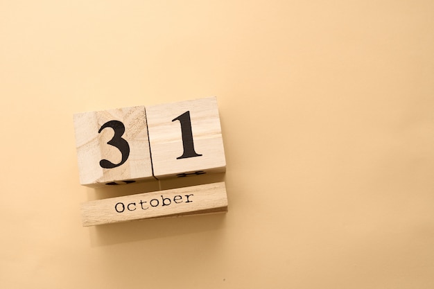 Giorno di Halloween 31 ottobre in calendario di legno