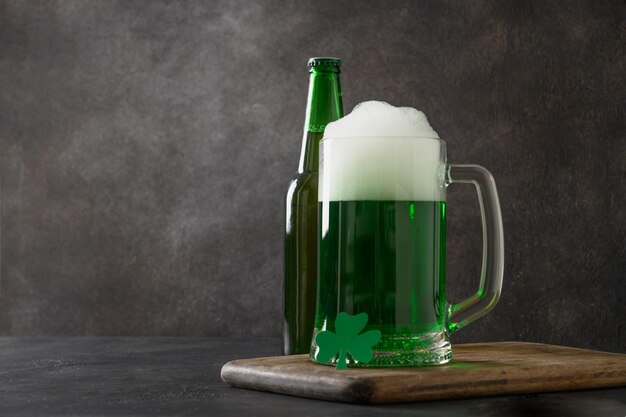 Giorno di Patrizio birra verde in pinta su sfondo scuro Shamrock simbolo della fortuna