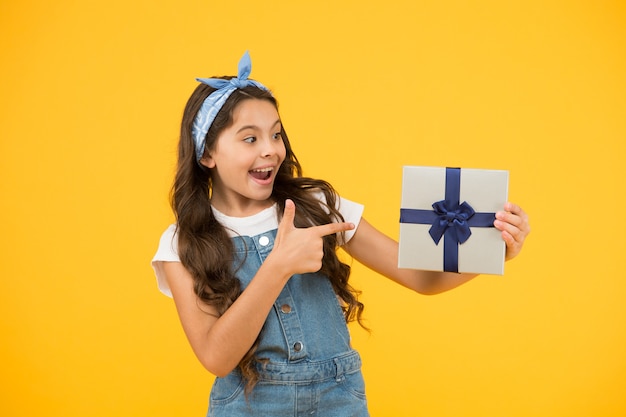 Giorno perfetto. acquisto in linea di consegna. scatola avvolta aperta bambino allegro. il miglior risentimento di sempre. regalo che si aspettava. piccola ragazza cliente che punta il dito regalo. felice festa di festa. sorpresa per la festa di compleanno.