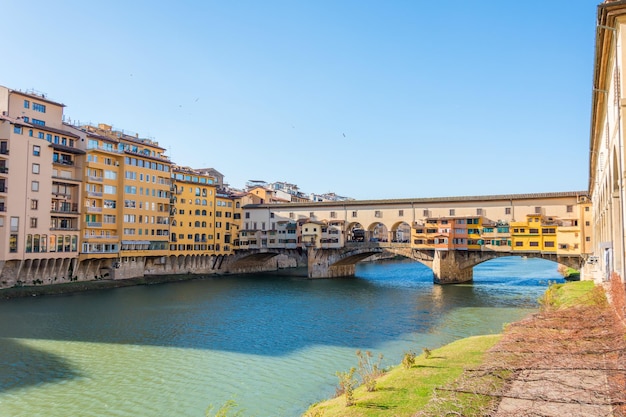 Giorno pieno di sole del ponte di Ponte Vecchio a Firenze Italia