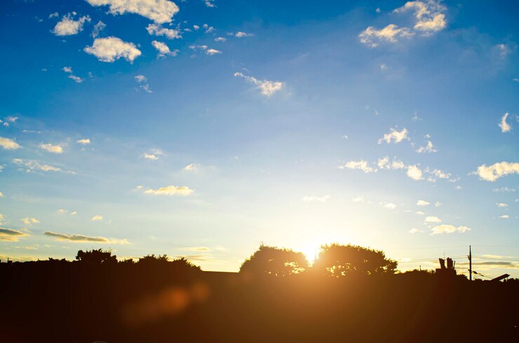 Foto giorno serale in campagna con il cielo al tramonto sullo sfondo