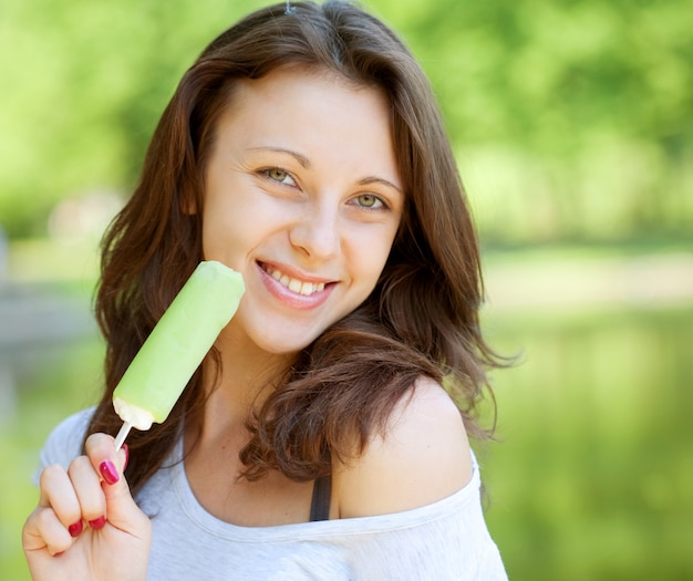 Giorno soleggiato del gelato di cibo della donna all'aperto