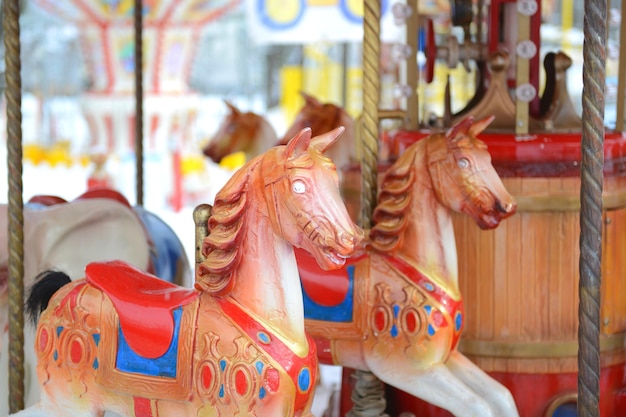giostra di cavalli colorati al parco divertimenti per bambini merrygoround