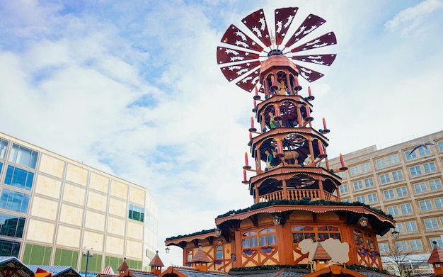 Giostra di Natale in legno al mercatino di Natale in Germania in Europa in inverno. Natale di strada tedesco e fiera delle vacanze in città o paesi europei, dicembre. Berlino ad Alexanderplatz