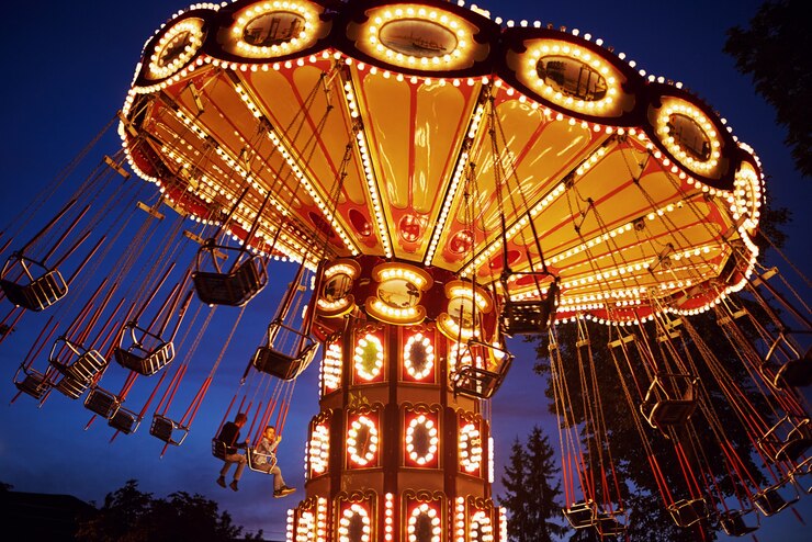 Giostra giostra nel parco di divertimenti di notte città