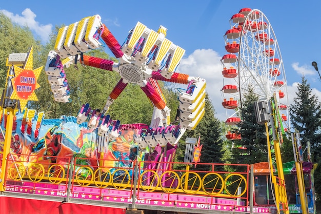 Giostre e attrazioni nel parco per bambini. Cheboksary, Russia, 19/05/2018