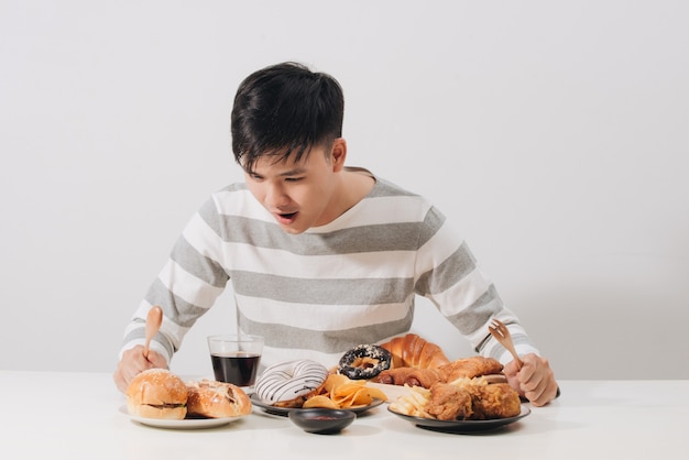 Giovane a casa con una dieta malsana