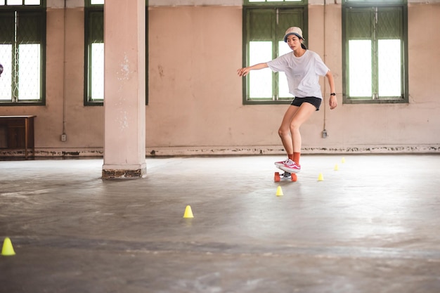 Giovane adolescente asiatica che gioca a skateboard sport urbano stile di vita felice e divertente con lo skateboard