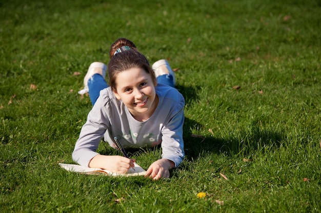 Giovane adolescente che assorbe il parco