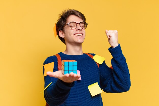 Giovane adolescente che celebra con successo una vittoria. concetto di studente universitario