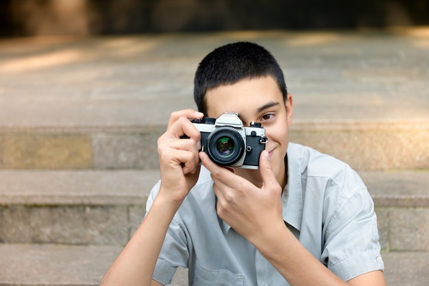 Giovane adolescente che fotografa lo spettatore