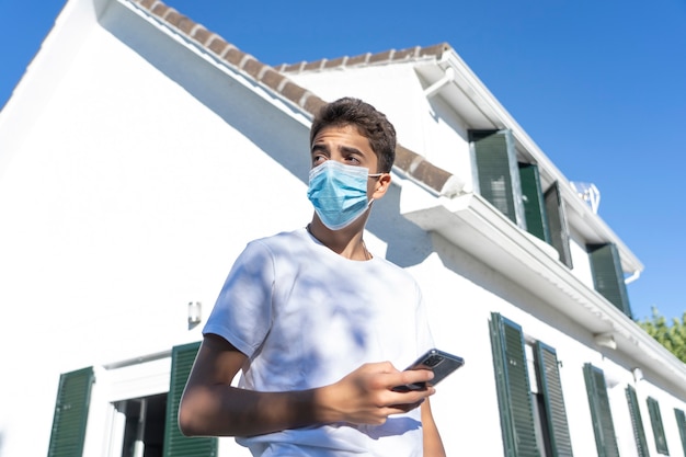 Giovane adolescente che indossa la maschera per il viso