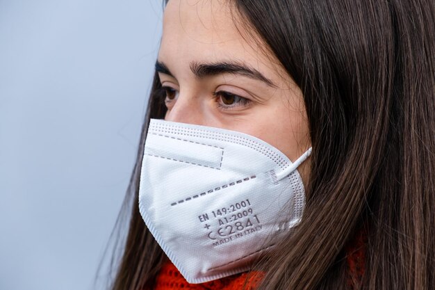 Giovane adolescente In Medical FFP2 Maschera di protezione del viso. Protezione dal covid. Ritratto italiano ravvicinato