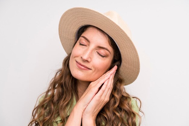 Giovane adulto bella donna estate e concetto di cappello